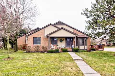 228 Meadow Lane Cir, Rochester Hills, MI 48307