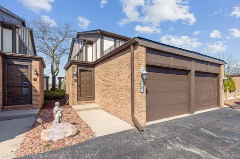 307 Country Club Dr, Saint Clair Shores, MI 48082