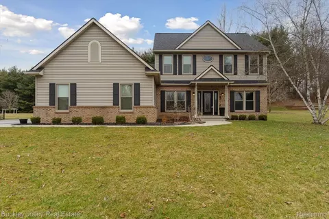 5489 Pine Lake Dr, Brighton, MI 48116