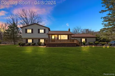 5281 Oak Park Dr, Clarkston, MI 48346
