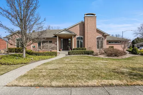 472 Shelbourne Rd, Grosse Pointe Farms, MI 48236