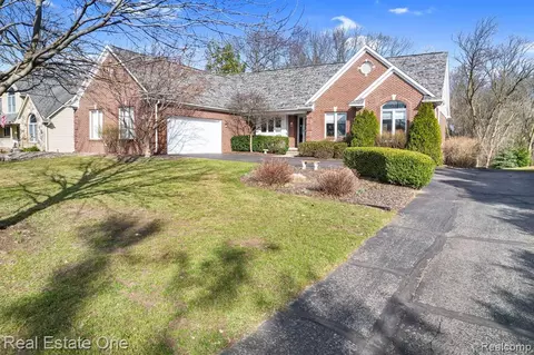 9769 Sunnywood Trl, South Lyon, MI 48178