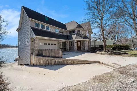 6512 Buckshore Dr, Whitmore Lake, MI 48189