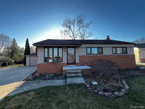 4127 Silver Birch Dr, Waterford, MI 48329