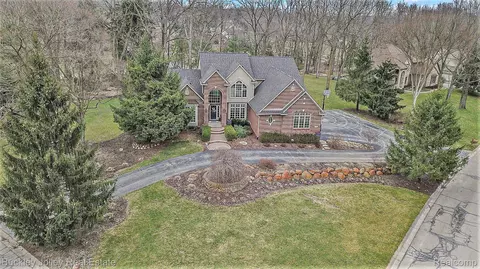 6150 Windemere Pt, Hamburg, MI 48116