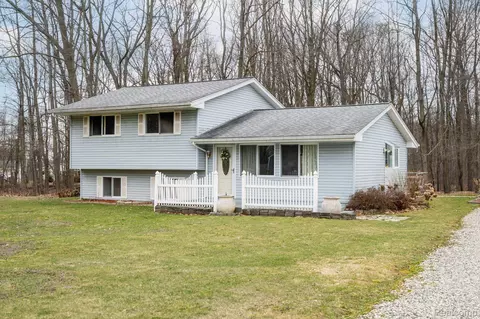5227 Connors Ln, Highland, MI 48356