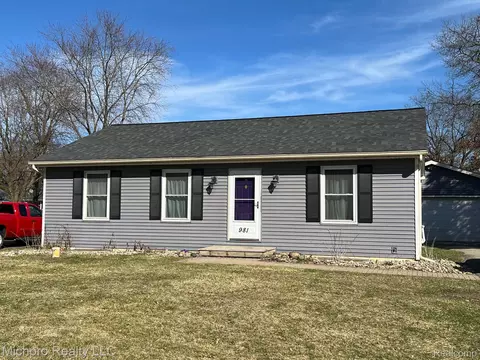 981 Gill St, Oxford, MI 48371