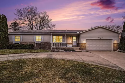 1235 Bush Creek Dr, Grand Blanc, MI 48439