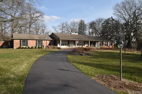 232 Harlan Dr, Bloomfield Hills, MI 48304