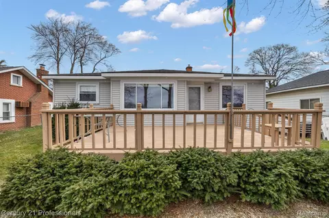 2801 Lansdowne Rd, Waterford, MI 48329