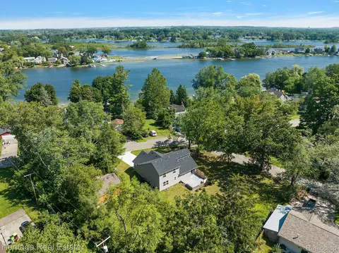 1959 Lakesview Dr, Oxford, MI 48371