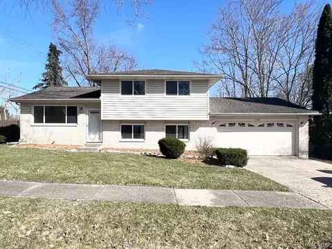 1338 Penarth St, Commerce, MI 48382