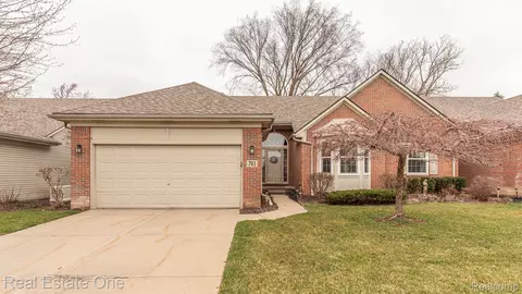 793 Woodhaven Dr, Commerce, MI 48390