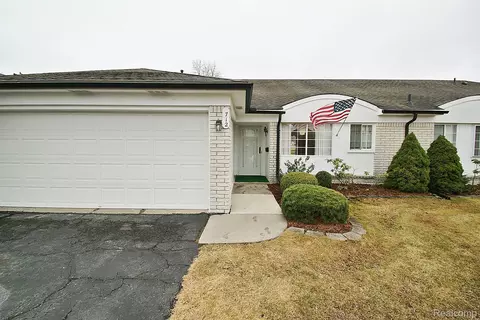 712 Country Club Dr, Saint Clair Shores, MI 48082
