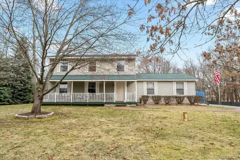2723 E Wardlow Rd, Highland, MI 48356