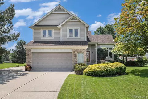 727 Morningside Dr, Grand Blanc, MI 48439