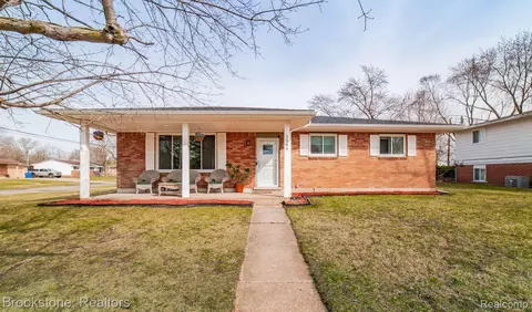 5984 Strathdon Way, Waterford, MI 48327