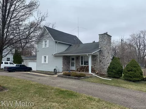 945 Alan Dr, Lake Orion, MI 48362