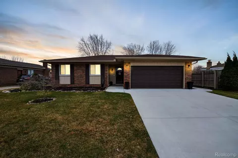 17674 Loranger St, Clinton Township, MI 48038