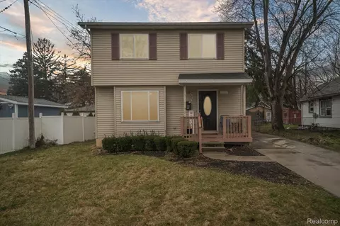 150 Starr Ave, Waterford, MI 48328
