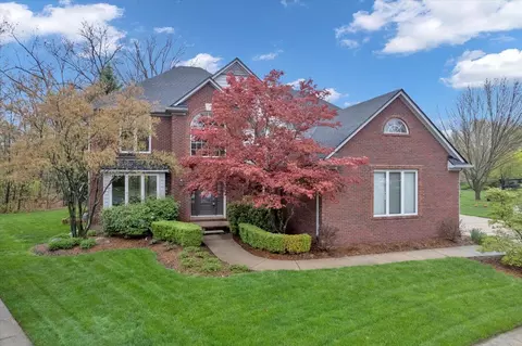 42975 Tonquish Dr, Clinton Township, MI 48038