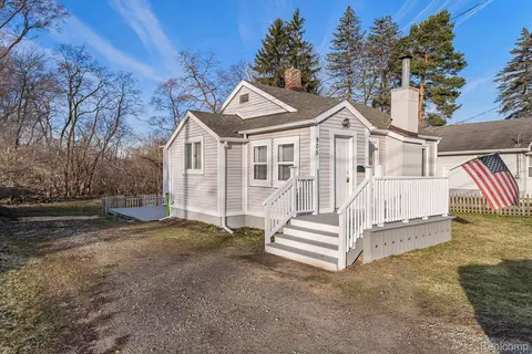 905 N Leroy St, Fenton, MI 48430