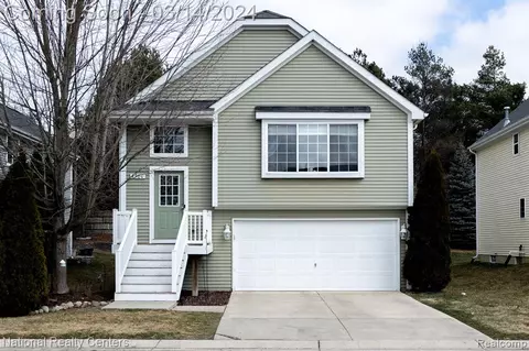 4580 Sunflower Cir, Clarkston, MI 48346