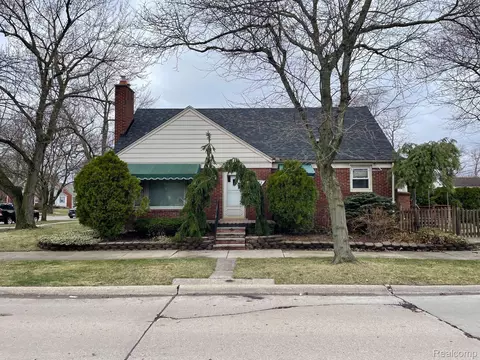 20951 Lancaster St, Harper Woods, MI 48225