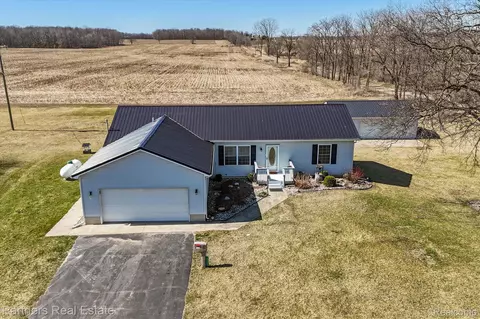10459 N Fowlerville Rd, Conway, MI 48836