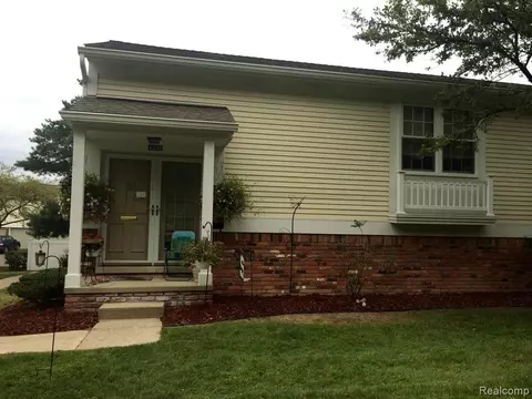 42215 Pellston Dr #290, Northville, MI 48167