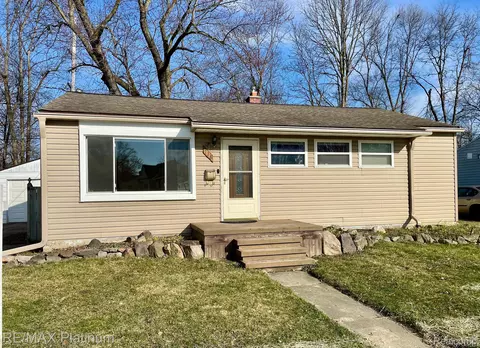 718 Elmwood Dr, Fenton, MI 48430