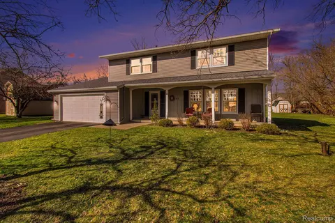 49 Edgemont Dr, Howell, MI 48855