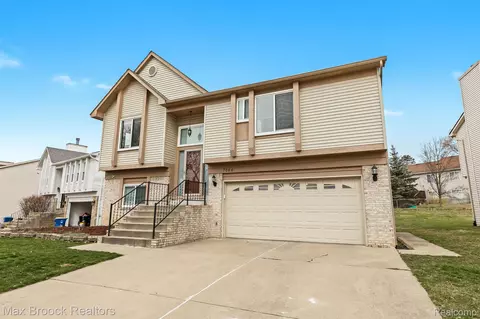 7068 Rolling Hills Dr, Waterford, MI 48327