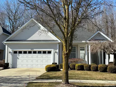 3970 Hillsdale Dr, Auburn Hills, MI 48326