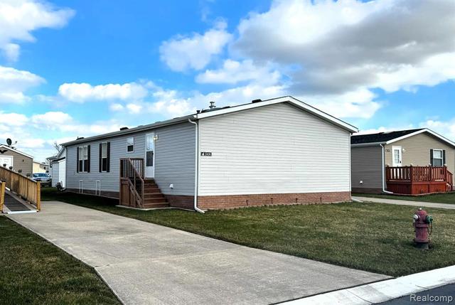 13458 Pear St, Carleton, MI 48117
