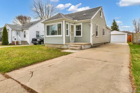 22420 Daniels St, Saint Clair Shores, MI 48081