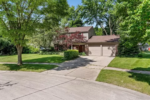 2341 London Crt Ct, Troy, MI 48085