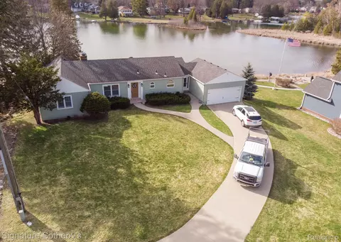 9263 Evee Rd, Independence, MI 48348
