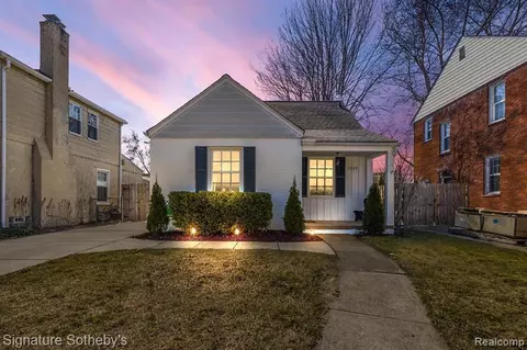 1969 Hunt Club Dr, Grosse Pointe Woods, MI 48236
