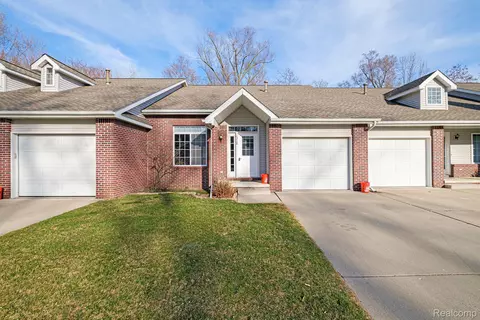 1216 E Oak Dr, Fenton, MI 48430