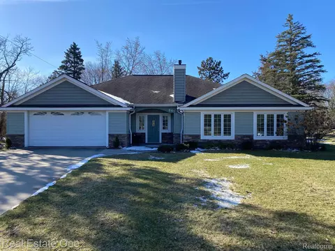 561 Joslyn Rd, Lake Orion, MI 48362