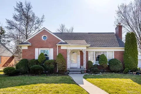 1211 Paget Crt Ct, Grosse Pointe Woods, MI 48236