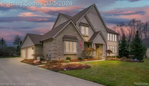 4881 Seasons Dr, Troy, MI 48098