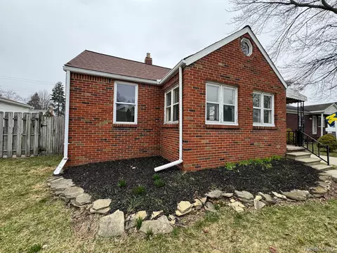17919 Bayne St, Roseville, MI 48066