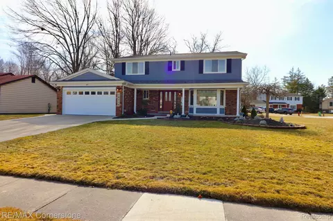 38715 Meadowlawn St, Wayne, MI 48184