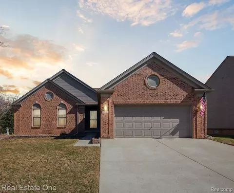 724 Hidden Creek Dr, South Lyon, MI 48178