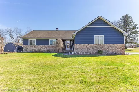 11073 Hammerstone Dr, Green Oak, MI 48178