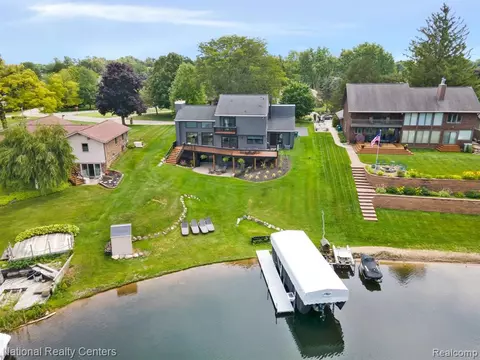 1028 Arbroak Way, Lake Orion, MI 48362