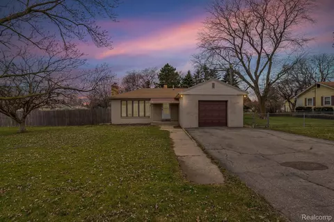 305 N Hintz Rd, Caledonia, MI 48867