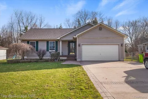 9283 Hill Rd, Swartz Creek, MI 48473